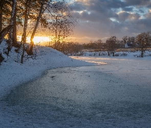 Rzeka, Domy, Zima, Skarpa, Niebo, Drzewa, Zachód słońca, Zachmurzone