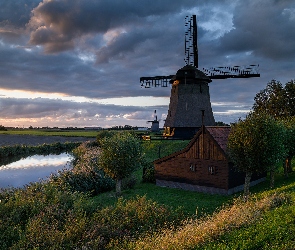 Wiatraki, Schermerhorn, Holandia, Chmury, Rzeka, Dom, Drzewa, Gmina Alkmaar