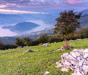 Drzewa, Kamienie, Włochy, Góry, Domy, Chmury, Jezioro, Mgła, Alpy Lombardzkie, Lake Iseo, Wyspa Monte Isola