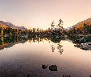 Odbicie, Kanton Gryzonia, Lago di Saoseo, Góry, Szwajcaria, Jezioro, Drzewa, Kamienie, Jesień, Alpy