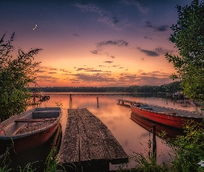 Drzewa, Łódki, Jezioro, Zachód słońca, Niebo, Pomost, Księżyc, Trawa