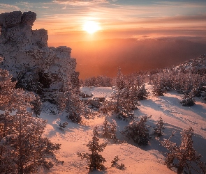 Góry, Zima, Zachód słońca, Ośnieżone, Drzewa, Krzewy, Skały