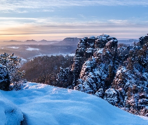 Góry, Rzeka Łaba, Park Narodowy Saskiej Szwajcarii, Niemcy, Śnieg, Wschód słońca, Mgła, Zima, Skały