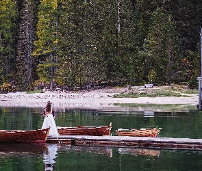 Pomost, Łódki, Południowy Tyrol, Para młoda, Jezioro Pragser Wildsee, Włochy, Drzewa