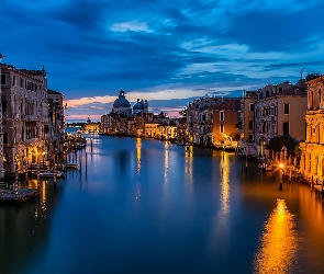 Canal Grande, Wenecja, Włochy, Wschód słońca, Łodzie, Domy, Latarnie, Kanał