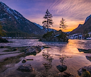 Niemcy, Góry, Domy, Alpy, Jezioro Hintersee, Drzewa, Zachód słońca, Chmury, Bawaria, Kamienie