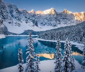 Jezioro, Ośnieżone, Góry, Zima, Kanada, Góry, Drzewa, Park Narodowy Banff, Moraine Lake