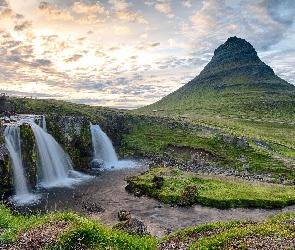 Rzeka, Góra Kirkjufell, Islandia, Wschód słońca, Chmury, Półwysep Snaefellsnes, Wodospad Kirkjufellsfoss