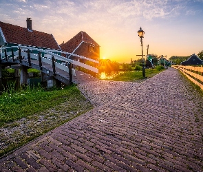 Latarnia, Płot, Skansen Wiatraków, Domy, Wschód słońca, Holandia, Skansen Zaanse Schans, Zaandam, Chodnik, Most, Wiatraki