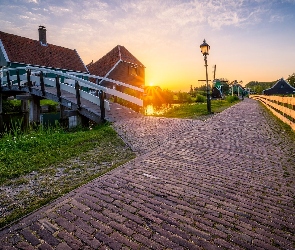 Latarnia, Płot, Skansen Wiatraków, Domy, Wschód słońca, Holandia, Skansen Zaanse Schans, Zaandam, Chodnik, Most, Wiatraki