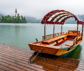 Mgła, Jezioro, Wyspa Blejski Otok, Bled, Słowenia, Łódka, Góry Alpy Julijskie, Kościół Zwiastowania Marii Panny, Lasy, Pomost