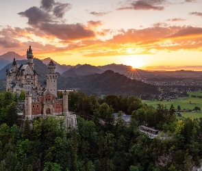 Niemcy, Wschód słońca, Lasy, Chmury, Drzewa, Zamek Neuschwanstein, Bawaria, Góry, Alpy