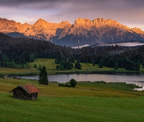 Lasy, Domy, Jezioro Geroldsee, Góry Karwendel, Niemcy, Miejscowość Krun, Chmury, Bawaria, Drzewa