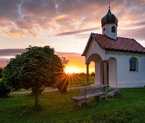 Kapliczka, Promienie słońca, Drzewa, Ławka