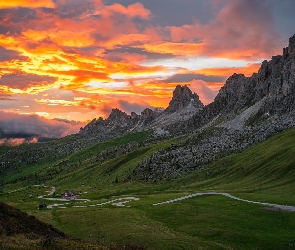 Droga, Kręta, Włochy, Przełęcz, Passo di Giau, Dolomity, Wzgórza, Prowincja Belluno, Łąka, Zachód słońca, Góry