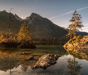 Niemcy, Bawaria, Skały, Jezioro Hintersee, Drzewa, Góry Alpy
