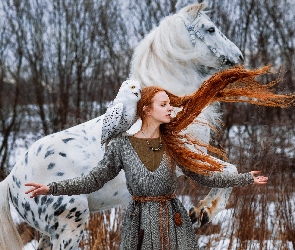 Koń, Sowa śnieżna, Rudowłosa, Kobieta