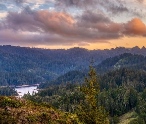 Zalesione, Góry, Chmury, Jezioro, Zachód słońca, Wzgórza