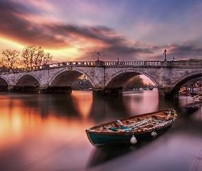 Richmond Bridge, Drzewa, Most, Rzeka Tamiza, Anglia, Chmury, Zachód słońca, Richmond, Łódka