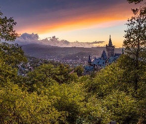 Zamek Wernigerode, Chmury, Wzgórza, Zachód słońca, Powiat Harz, Drzewa, Niemcy, Wernigerode