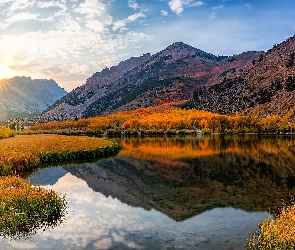 Stany Zjednoczone, Jesień, Drzewa, Góry, North Lake, Sierra Nevada, Jezioro, Pożółkłe, Kalifornia, Obłoki, Promienie słońca, Trawy