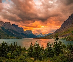 Park Narodowy Glacier, Góry, Stan Montana, Stany Zjednoczone, Chmury, Saint Mary Lake, Jezioro, Zachód słońca, Drzewa