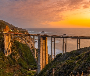 Most Bixby Creek Bridge, Zachód słońca, Morze, Region Big Sur, Kalifornia, Wybrzeże, Stany Zjednoczone, Chmury
