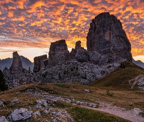 Dolomity, Góry, Włochy, Cinque Torri, Zachód słońca, Chmury, Skały