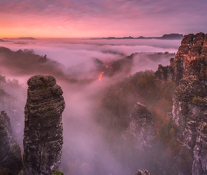 Drzewa, Góry Połabskie, Niemcy, Zachód słońca, Mgła, Park Narodowy Saskiej Szwajcarii, Skały