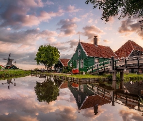 Holandia, Domy, Most, Chmury, Wiatraki, Rzeka, Skansen Zaanse Schans, Miejscowość Zaandam, Kanał