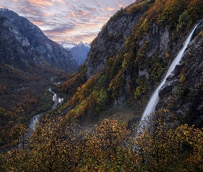 Rzeka, Drzewa, Góry, Wodospad, Chmury, Skały, Jesień, Wąwóz