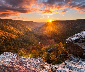 Skały, Chmury, Góry, Drzewa, Promienie słońca, Stany Zjednoczone, Lasy, Wirginia Zachodnia, Jesień, Wąwóz, Blackwater Canyon