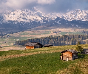 Dolomity, Chmury, Dolina Val Gardena, Włochy, Drzewa, Płaskowyż Seiser Alm, Góry Sassolungo, Drewniane, Domki