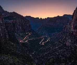 Zion Canyon, Droga, Kanion, Park Narodowy Zion, Stany Zjednoczone, Skały, Góry, Stan Utah, Rozświetlona