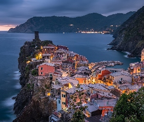 Domy, Morze, Vernazza, Chmury, Wybrzeże, Włochy, Cinque Terre