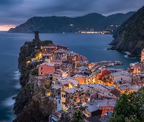 Domy, Morze, Vernazza, Chmury, Wybrzeże, Włochy, Cinque Terre