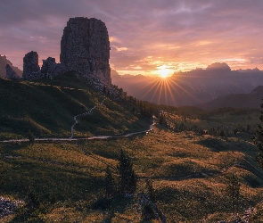 Drzewa, Torre Grande, Włochy, Dolomity, Skały, Góry, Szczyt, Chmury, Droga, Zachód słońca, Cinque Torri