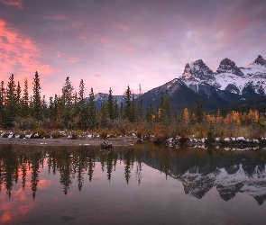 Chmury, Bow River, Rzeka, Drzewa, Canmore, Alberta, Góry, Canadian Rockies, Kanada, Góra Three Sisters