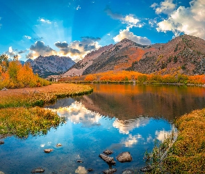 Chmury, Odbicie, Jezioro North Lake, Drzewa, Jesień, Stany Zjednoczone, Góry Sierra Nevada, Kalifornia, Kamienie, Trawy, Pożółkłe