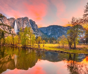 Odbicie, Merced River, Rzeka, Drzewa, Park Narodowy Yosemite, Kalifornia, Góry, Sierra Nevada, Stany Zjednoczone, Wodospad