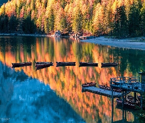 Przystań, Odbicie, Łódki, Las, Góry, Drzewa, Włochy, Jezioro Pragser Wildsee