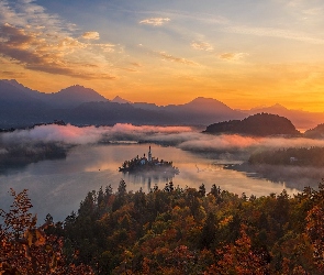 Jesień, Mgła, Drzewa, Słowenia, Zachód słońca, Góry, Wyspa Blejski Otok, Jezioro Bled, Kościół
