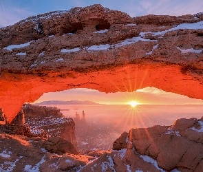 Łuk, Stan Utah, Wschód słońca, Stany Zjednoczone, Park Narodowy Canyonlands, Promienie słońca, Mesa Arch, Skały, Śnieg