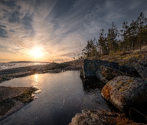 Wschód słońca, Jezioro Ładoga, Rosja, Skarpa, Drzewa, Skały