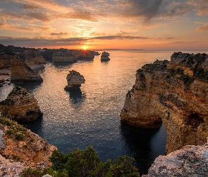 Skały, Morze, Wybrzeże, Zachód słońca, Region Algarve, Chmury, Portugalia, Ocean Atlantycki