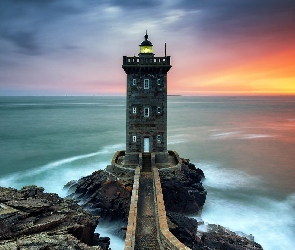 Kermorvan lighthouse, Latarnia morska, Gmina Conquet, Zachód słońca, Skały, Francja, Morze