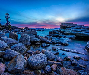 Lake Tahoe, Drzewa, Jezioro, Głazy, Kalifornia, Kamienie, Stany Zjednoczone, Zachód słońca