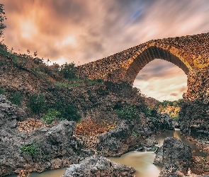 Skały, Ponte dei Saraceni, Rzeka Simeto, Most, Sycylia, Kamienny, Włochy, Drzewa