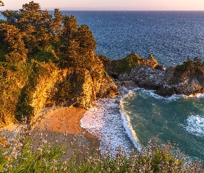 Stany Zjednoczone, Skały, Plaża, Wodospad, Park Stanowy Julia Pfeiffer Burns, McWay Falls, Wybrzeże Big Sur, Zatoka, Kalifornia, Trawa, Drzewa, Morze