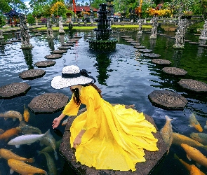 Indonezja, Ryby, Kolorowe, Żółta, Kapelusz, Sukienka, Kobieta, Sadzawka, Bali, Hotel, Tirtagangga Water Palace Villas, Ogród